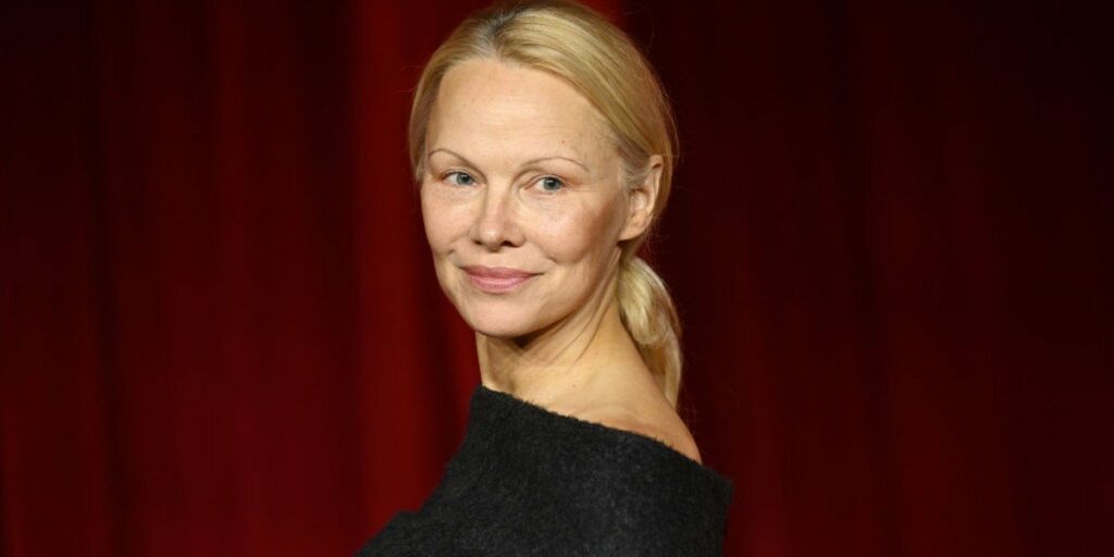 Pamela Anderson ha recentemente adottato un look naturale, senza trucco o con poco trucco, attirando...