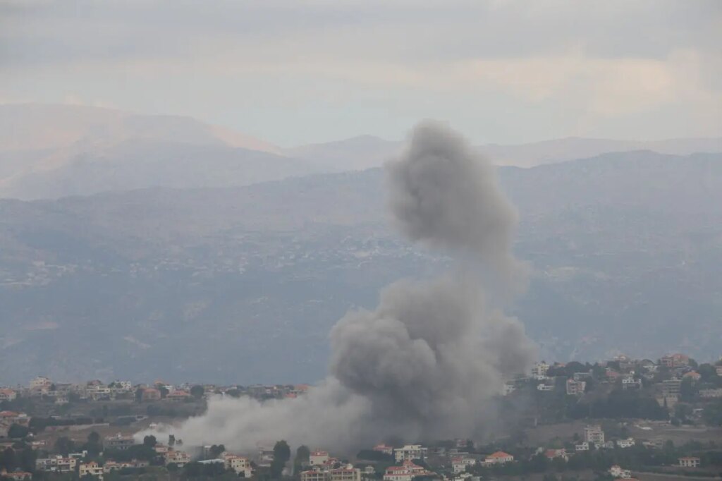 Questo testo descrive il momento in cui il gruppo militare libanese Hezbollah ha lanciato razzi...