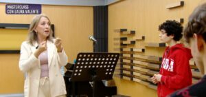 Laura Valente, mamma di Angelina Mango, ritorna ad Amici 2024 come insegnante: la prima lezione per i cantanti