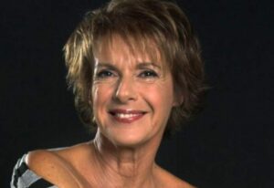 Lella Costa sconvolta: “Non mi sentivo a mio agio ad Amici” / “Maria De Filippi? Gentile, non voleva prendere il mio posto ma…”