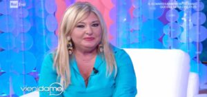 Giuliano Torlontano, giornalista nato a Roma nel 1958, è noto per essere l'ex marito di Monica...