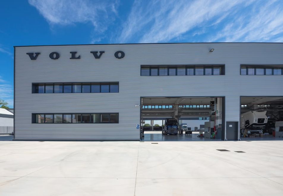 Volvo Trucks Italia ha inaugurato la sua sedicesima officina a Trezzano sul Naviglio, dotata delle...