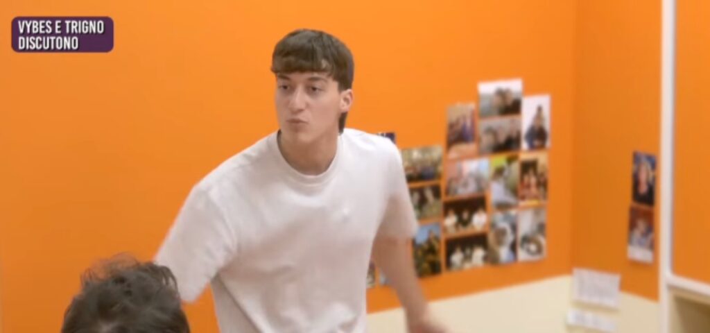 La tensione è alta ad Amici 2024, con litigi frequenti tra gli allievi. Vybes si è sentito attaccato...