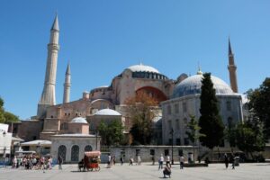 La Grande moschea di Roma, gestita dal Centro islamico culturale d’Italia, esclude gli ambasciatori...