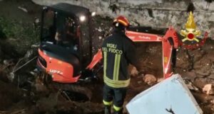 Una frana a Talanico, San Felice a Cancello, ha portato all'intervento dei Vigili del Fuoco con...