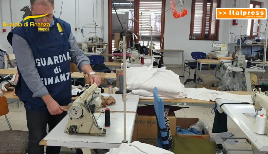 Scoperto laboratorio tessile abusivo nel Napoletano con 15 vittime di caporalato