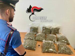 A Lamezia Terme arrestato un 28enne trovato in possesso di 5 chili di droga durante un controllo in auto