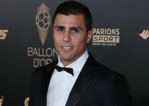 Rodri vince il Pallone d'Oro 2024 a Parigi, grazie al suo eccezionale talento e alla sua...