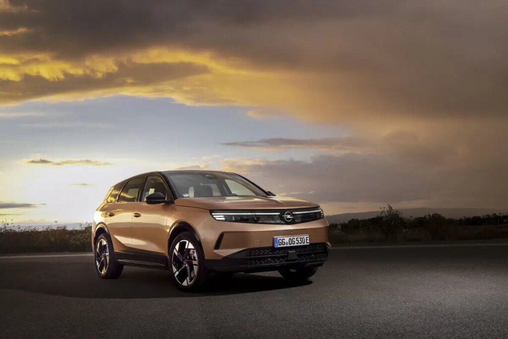 Il nuovissimo Opel Grandland è dotato di nuovi fari a matrice Intelli-Lux HD che garantiscono una...