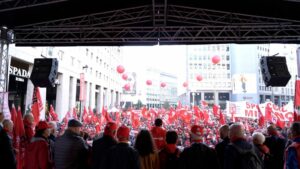 Manifestazione contro la Manovra: più di 5mila pensionati Cgil in piazza a Milano