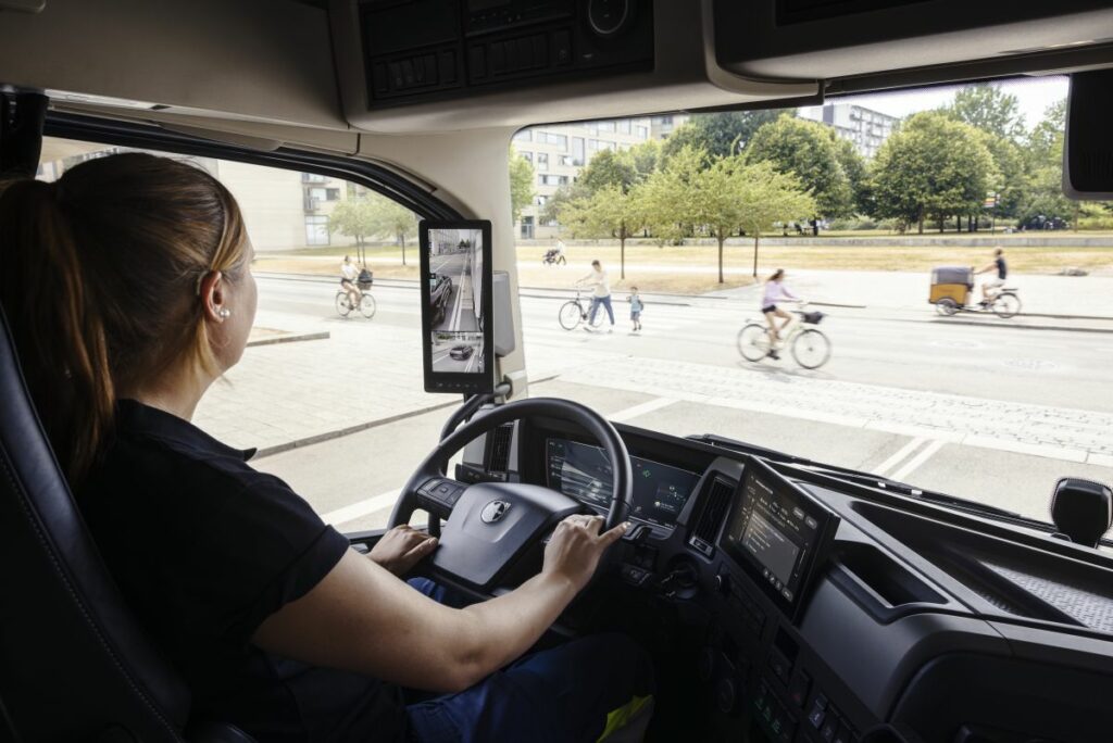 Volvo Trucks ha migliorato i propri sistemi di sicurezza attiva per proteggere ciclisti e pedoni...