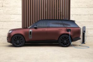 Jaguar Land Rover registra una crescente domanda di modelli ibridi plug-in, con vendite in aumento...