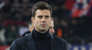 Il tecnico della Juventus, Thiago Motta, esorta la squadra a essere più compatta e aggressiva per...