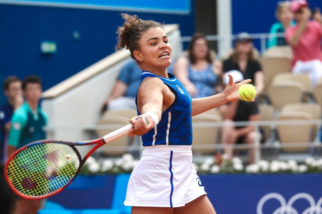 Paolini fa il suo esordio alle WTA Finals sconfiggendo Rybakina in due set