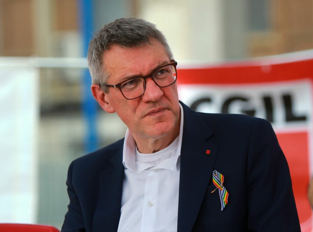 Il segretario generale della Cgil, Maurizio Landini, critica duramente il concordato fiscale del...