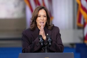 Kamala Harris: “Dedicata al lavoro svolto e determinata a continuare la lotta per la libertà”.