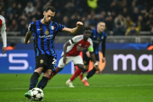 Calhanoglu segna su rigore a San Siro e l’Inter batte l’Arsenal 1-0