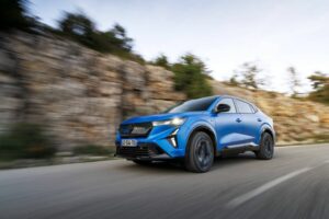 Renault presenta il nuovo Rafale E-TECH 4×4 da 300 cv