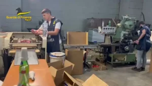 Arresti e sequestri dopo la scoperta di una fabbrica clandestina di sigarette a Benevento