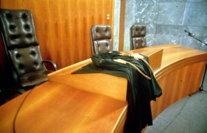 Lo scontro tra politica e magistratura si intensifica, con la magistratura che denuncia attacchi...