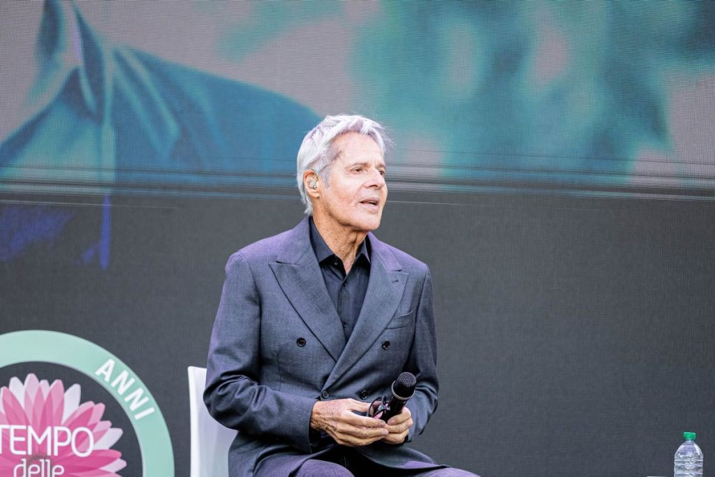 Claudio Baglioni ha posticipato il debutto del suo tour a causa di problemi fisici alle braccia. Il...