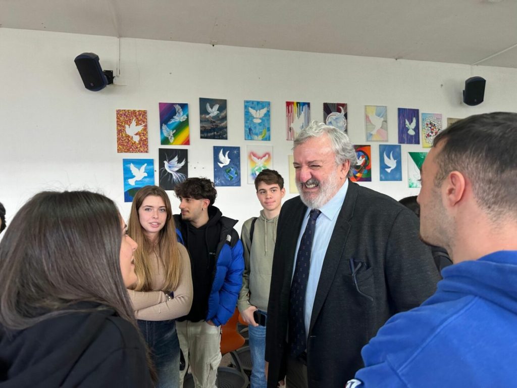 Il presidente della Regione Puglia, Michele Emiliano, ha partecipato a un evento presso il Liceo...