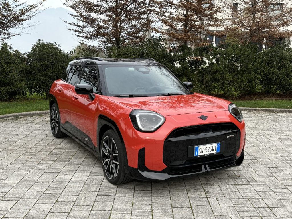 La nuova Mini Aceman: un eclettico crossover che fonde lo stile di Cooper e Countryman