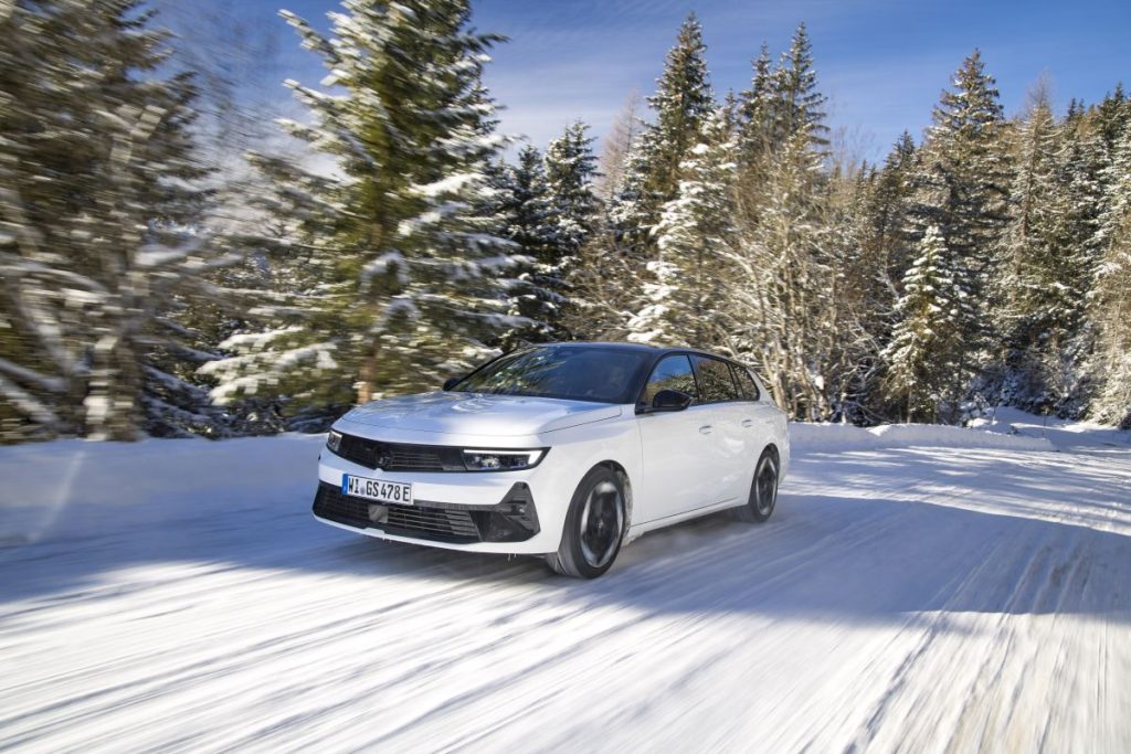 Con l'arrivo dell'inverno, Opel presenta i modelli elettrificati Astra e Astra Sports Tourer...