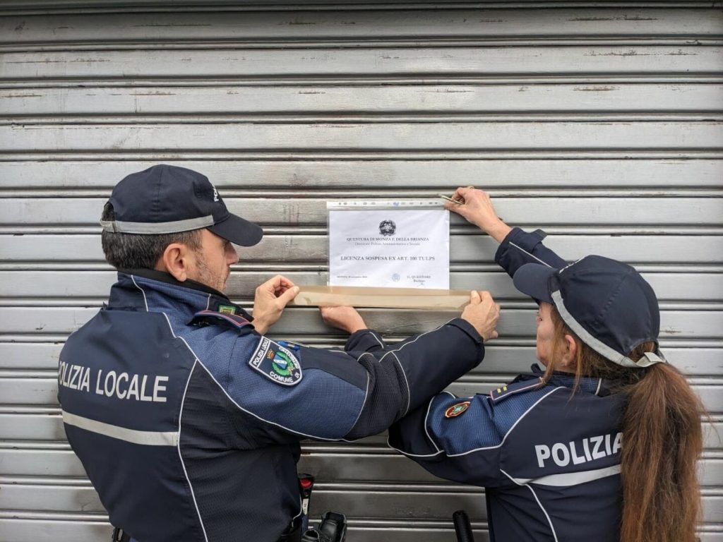 Gli agenti della Polizia locale hanno chiuso un minimarket a Seregno per motivi di sicurezza e...