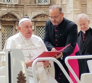Il Papa benedice le cliniche mobili “Salus” per i bambini in Egitto