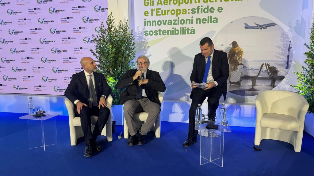 Emiliano: “La Puglia leader nella riduzione delle emissioni negli aeroporti”