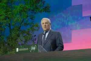 Il ministro degli Esteri, Antonio Tajani, sottolinea l'importanza di una politica estera costruttiva...