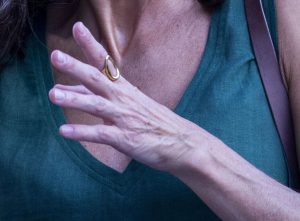 Intesa tra il Comune di Milano e la Prefettura per sostenere i figli vittime di femminicidio