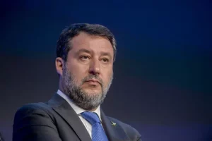 Il vicepremier Matteo Salvini critica il numero elevato di scioperi durante il governo attuale...