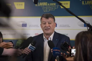 Sciopero e bombardieri: Salvini chiamato al rispetto della democrazia