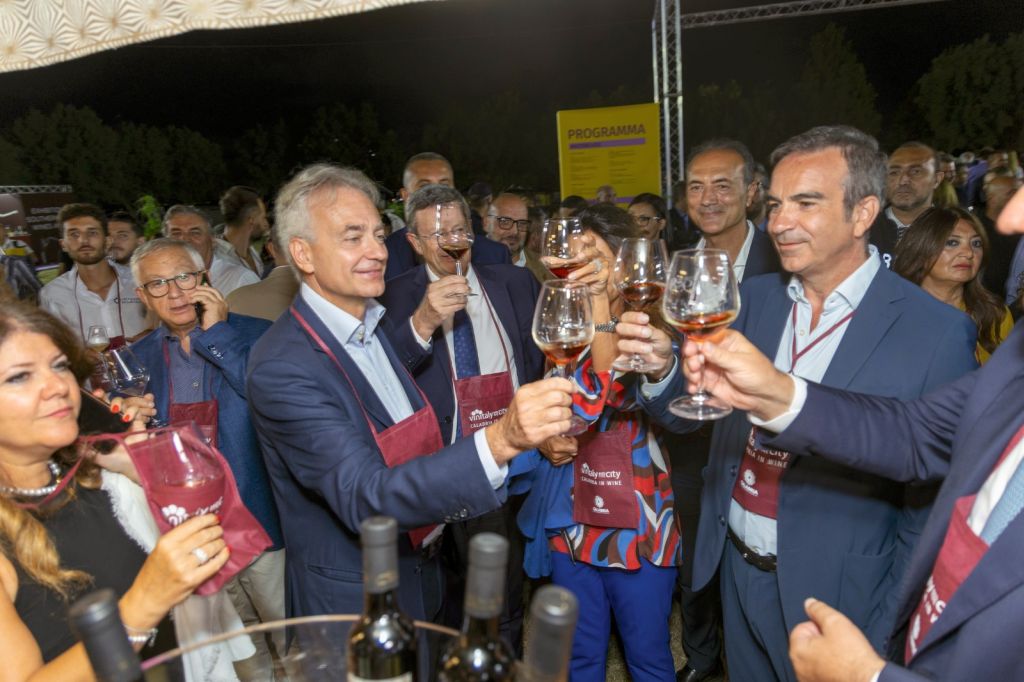La prima giornata del Vinitaly and the city - Calabria in wine al Parco Archeologico di Sibari ha...