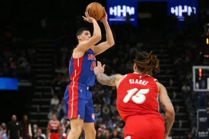 Il testo racconta delle ultime sfide della NBA, con prestazioni eccezionali come quella di Trae...