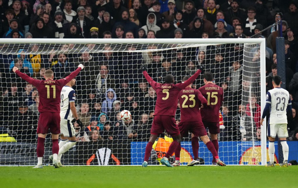 La Roma pareggia 2-2 contro il Tottenham, con la migliore prestazione della stagione. La squadra di...