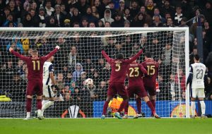 La Roma pareggia 2-2 contro il Tottenham, con la migliore prestazione della stagione. La squadra di...