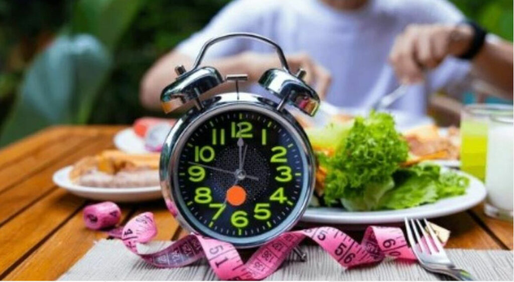 Molte persone credono che cenare dopo le 18 faccia ingrassare, ma in realtà l'orario dei pasti non è...