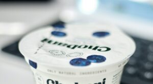 Mangiare uno yogurt è un gesto comune, spesso accompagnato dal leccare l'interno della linguetta che...