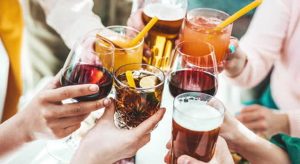 La ricerca scientifica rivela: quali alcolici fanno ingrassare di più? (Spoiler: non è il vino)