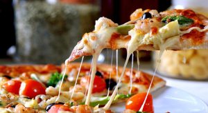 Il costo di mangiare una pizza fuori casa varia in base al condimento, al locale e alla città. A...