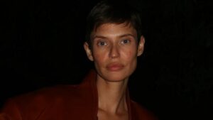 Bianca Balti opta per un nuovo taglio di capelli, un ulteriore passo nelle sue cure di bellezza.