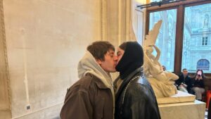 Rkomi e Viviana Vogliacco debuttano a Parigi con il loro primo evento social