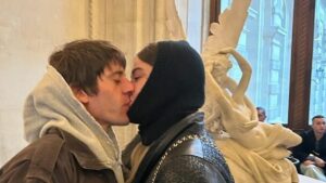 Rkomi e Viviana Vogliacco si fidanzano: il primo bacio condiviso sui social.