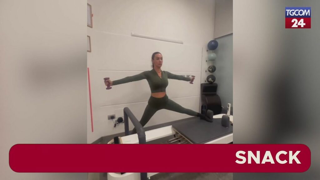 Melita Toniolo si allena con il pilates, affiancata dal figlio Daniel. Dopo il Grande Fratello, è...