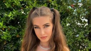 Polemica su Elisa Esposito e OnlyFans: La madre preferisce guadagnare online che lavorare otto ore