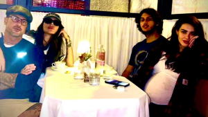 Fabrizio Corona posa con la fidanzata Nina Moric e il figlio Carlos: una “famiglia non allargata” unita