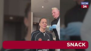 Khloe Kardashian supera la sua paura e opta per un secondo piercing